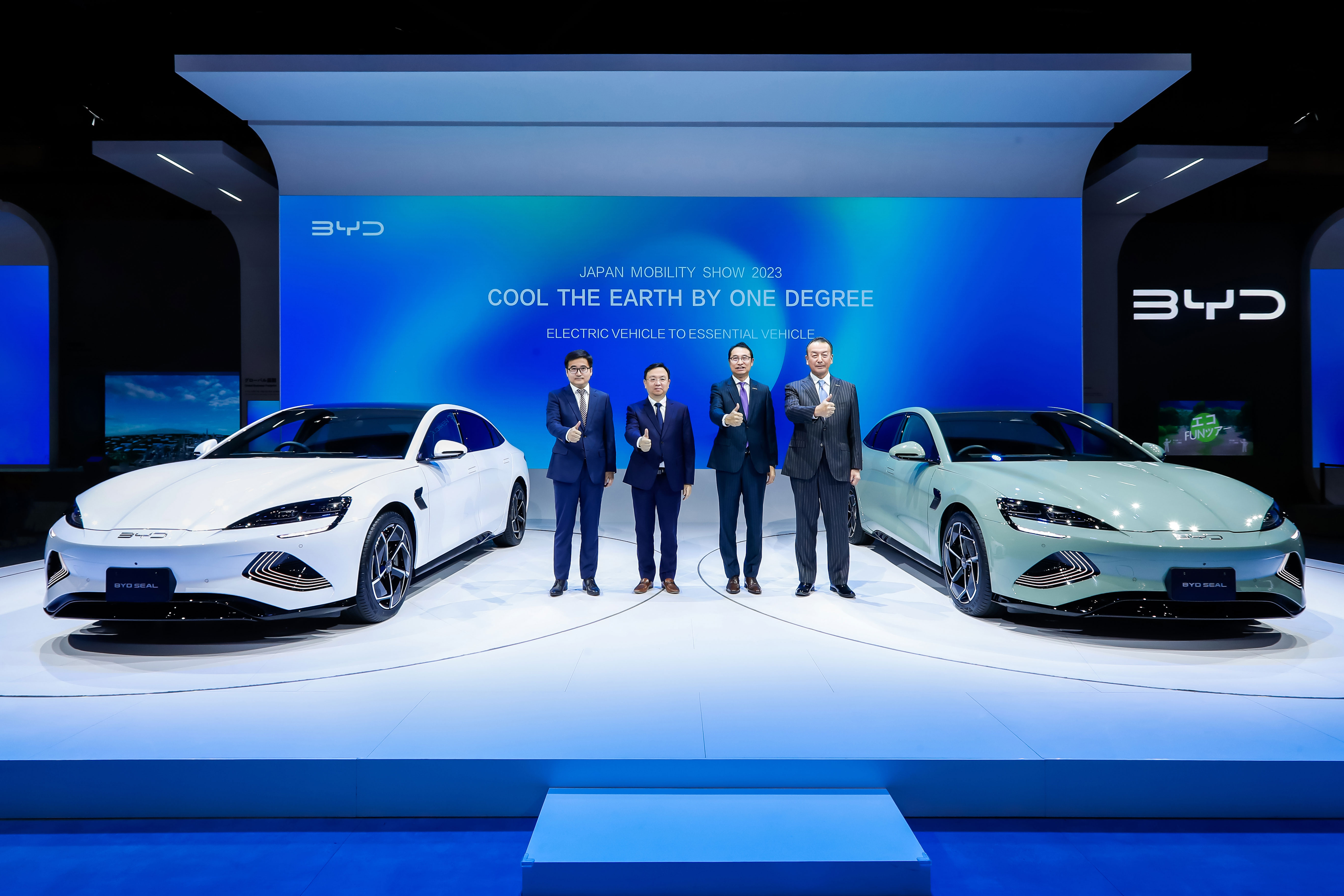 Wang Chuanfu, Chairman and President of BYD Co., Ltd. (second from left); Liu Xueliang, General Manager of BYD Asia-Pacific Auto Sales Division (second from right); Li Yunfei, General Manager of BYD Branding & PR Division (left); and Atsuki Tofukuji, President of BYD AUTO JAPAN Inc. (right) at the event
