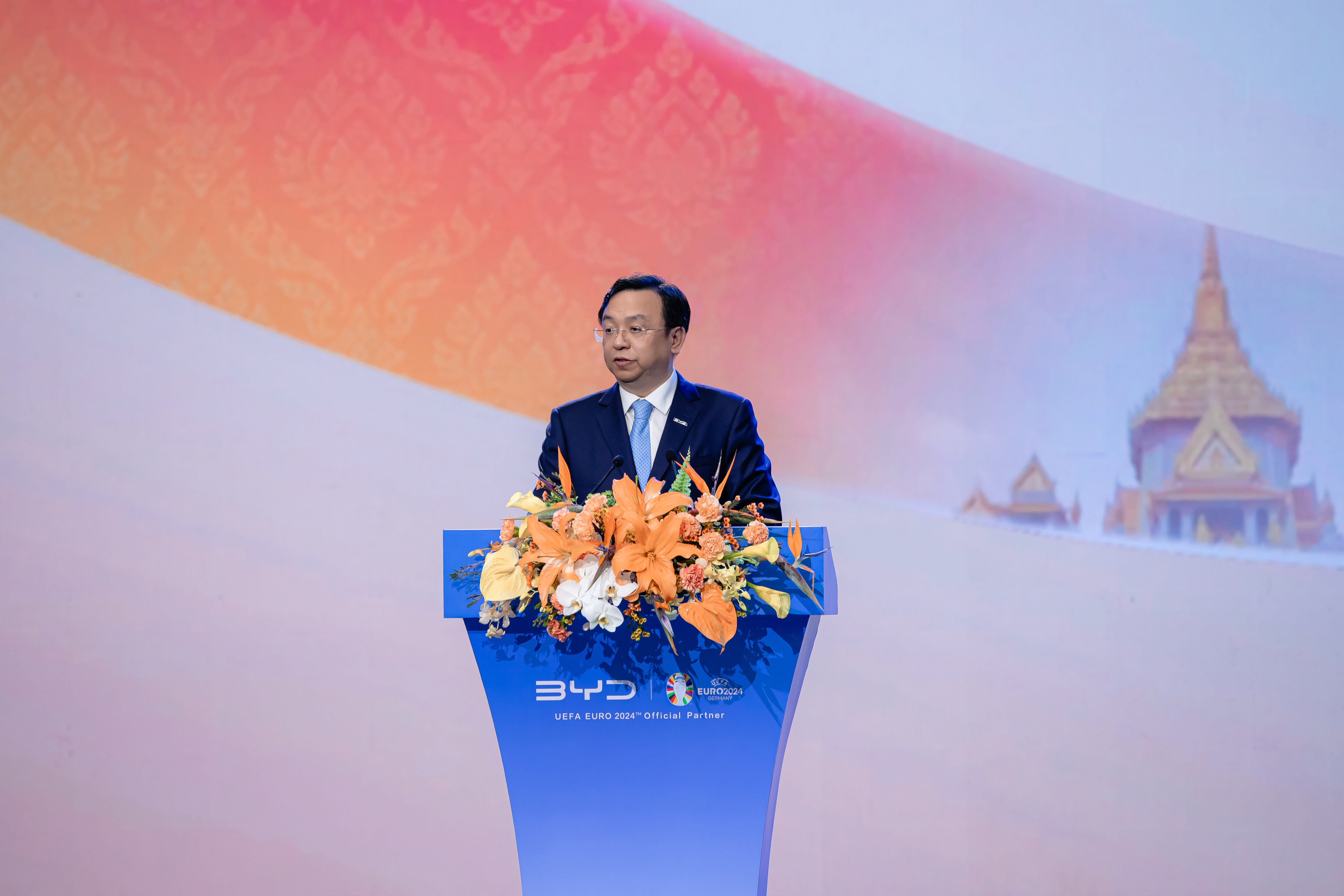 Mr. Wang Chuanfu, Chairman and President of BYD, delivering a speech at the ceremony