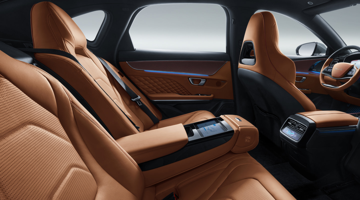 Сиденья из нубука и интерьер с отделкой интерьера из натуральной древесины и углепластика