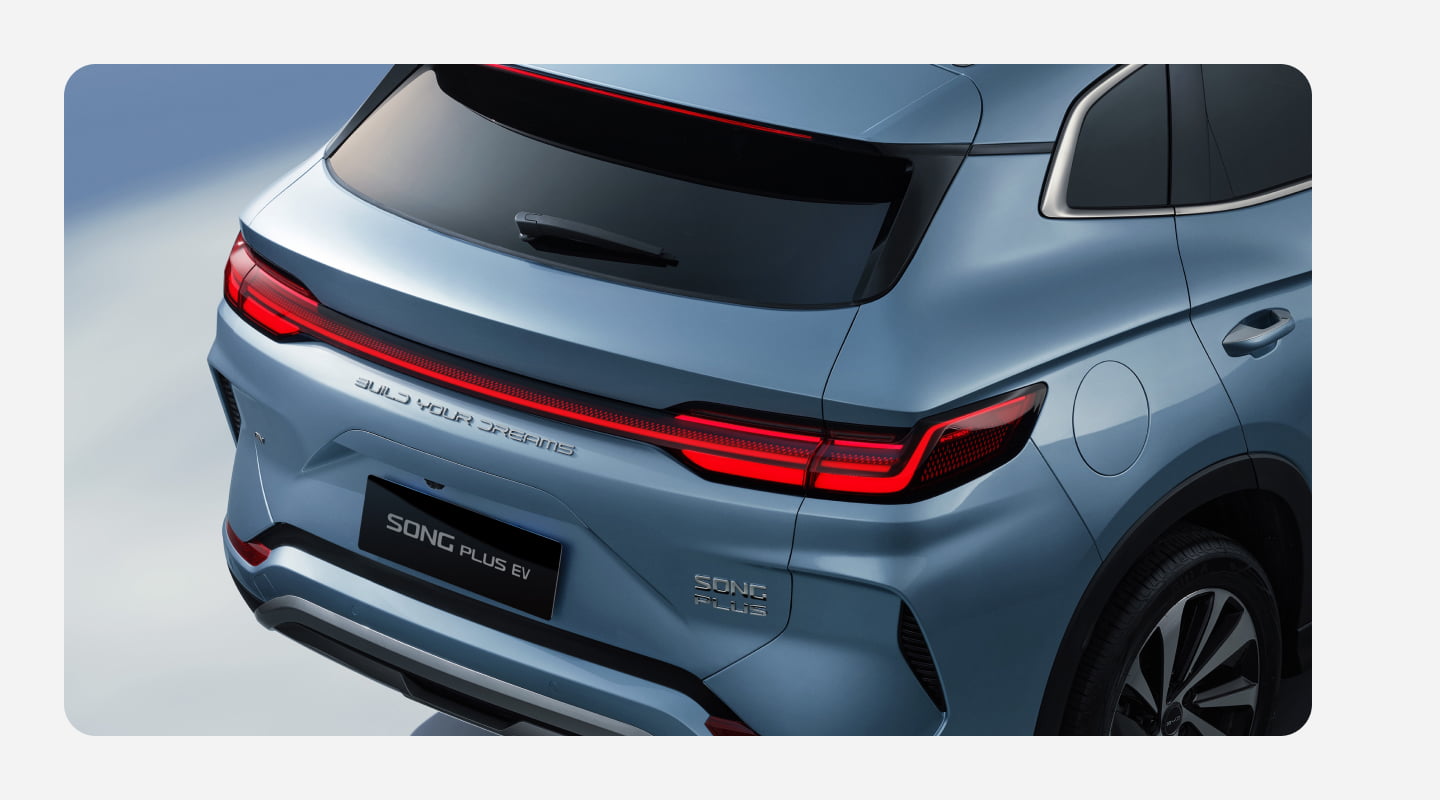 Задние фонари сквозного типа, сияющие как звезды на море