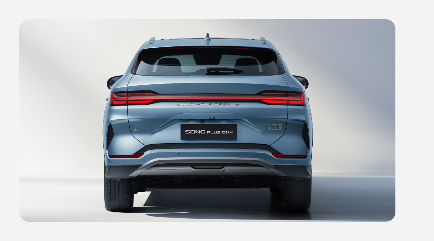 Задние фонари сквозного типа, сияющие как звезды на море