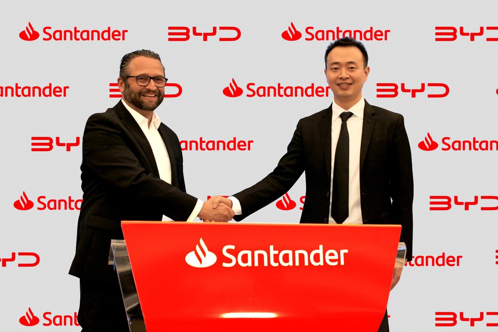 The Signing Ceremony (Left: Julio Ascorve Zermeño, CEO of Automotive Financing at Santander Mexico. Right: Zhou Zou, Country Manager of BYD Mexico)