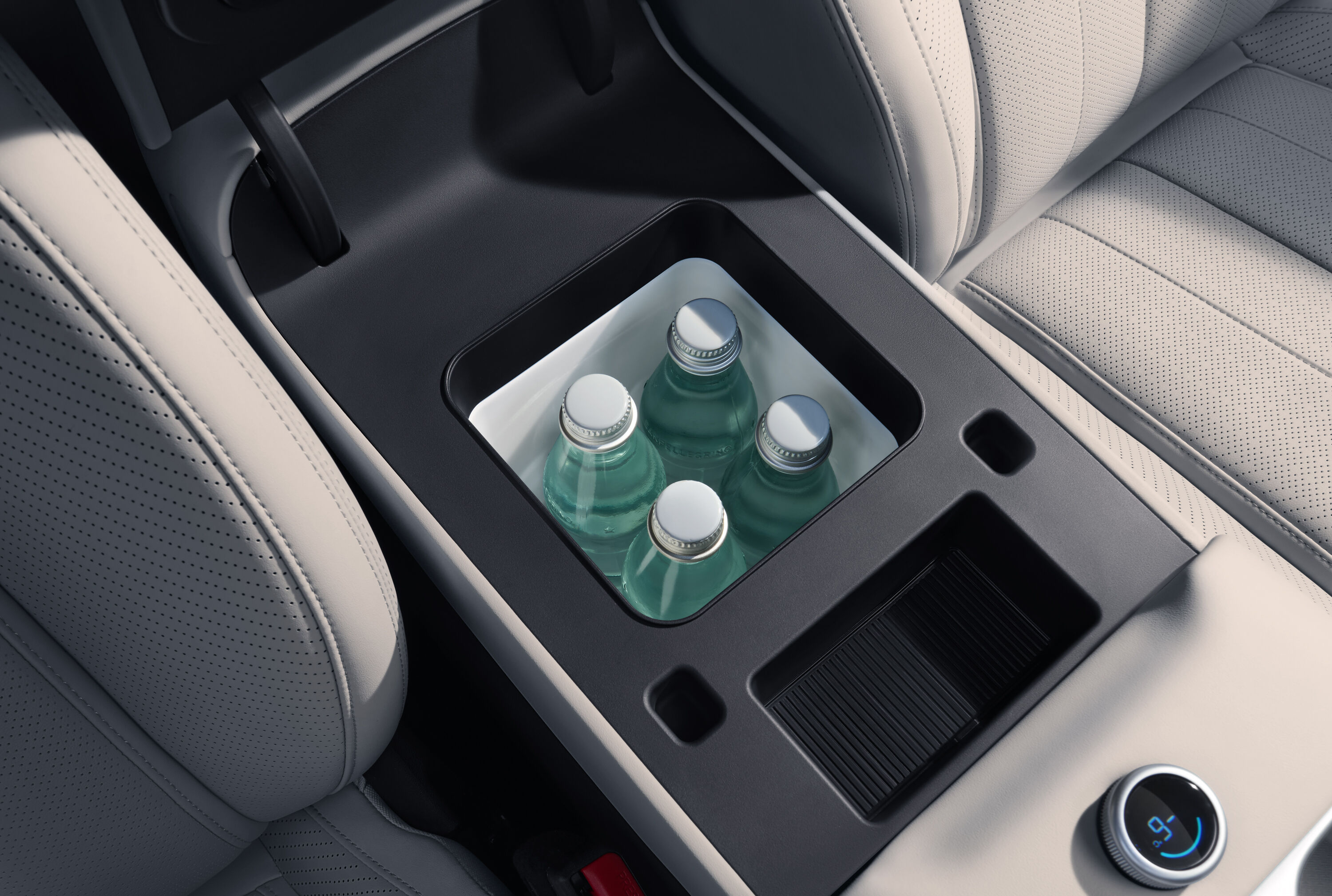 BYD M6's Rotating Infotainment Screen